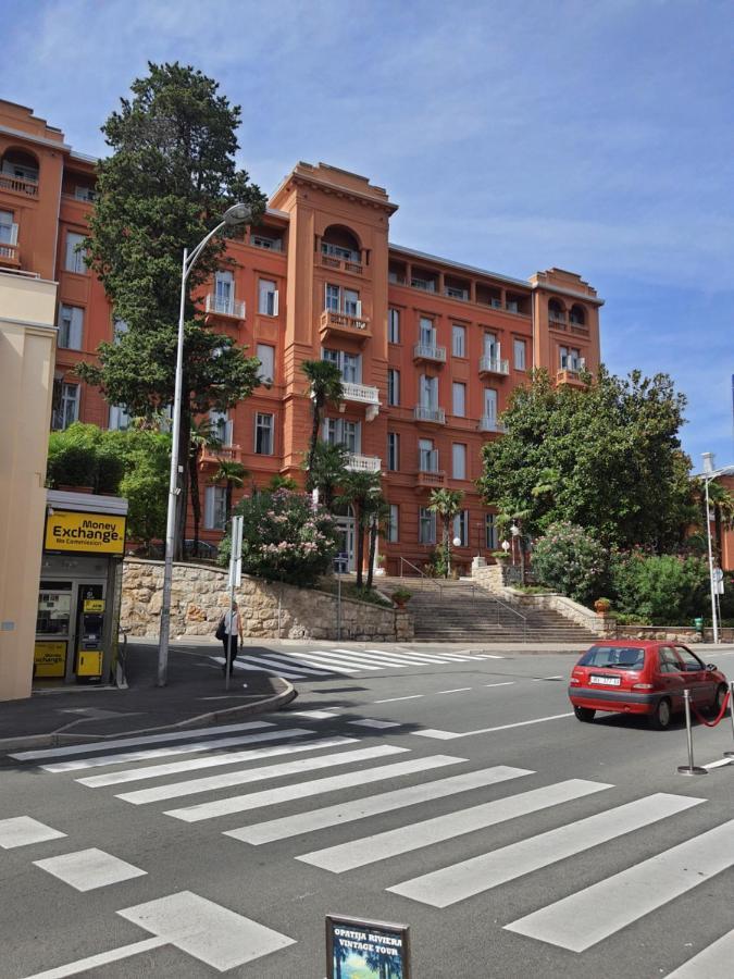 Family Apartment Center Opatija Exteriör bild